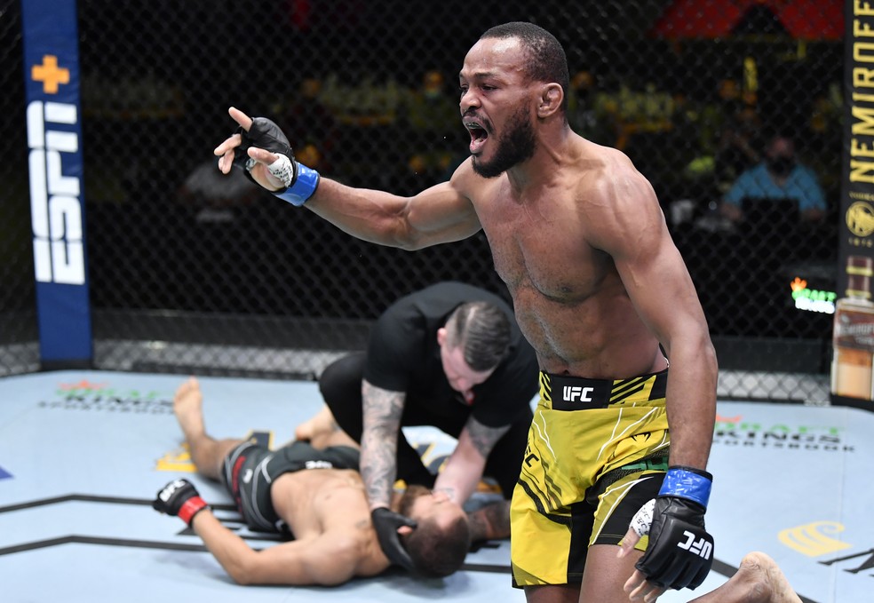 Carlston Harris venceu Christian Aguilera por finalização aos 2m52s do R1 — Foto: Getty Images