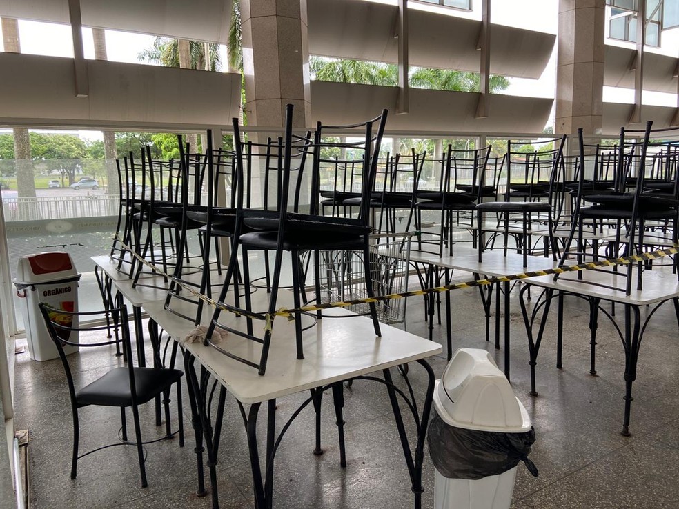 Mesas do restaurante viradas durante pandemia do novo coronavírus, no DF, em imagem de arquivo — Foto: Larissa Passos/G1