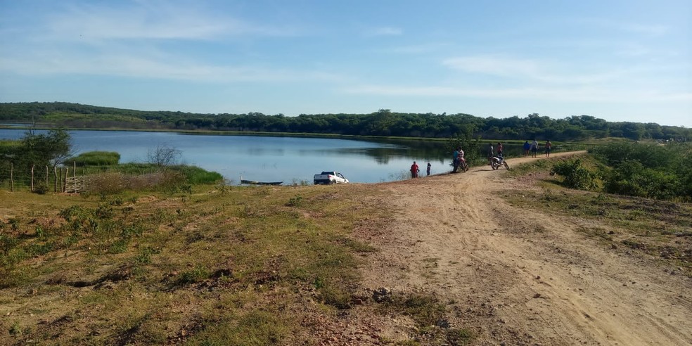 Três pessoas estavam dentro do veículo quando ele caiu no reservatório em Quixelô, no interior do Ceará. — Foto: Corpo de Bombeiros/ Divulgação