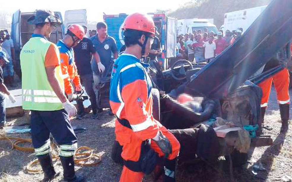 Carro foi atingido por carreta, rodou na pista, invadiu faixa contrário e bateu de frente com outra carreta (Foto: Aldo Matos/Acorda Cidade)