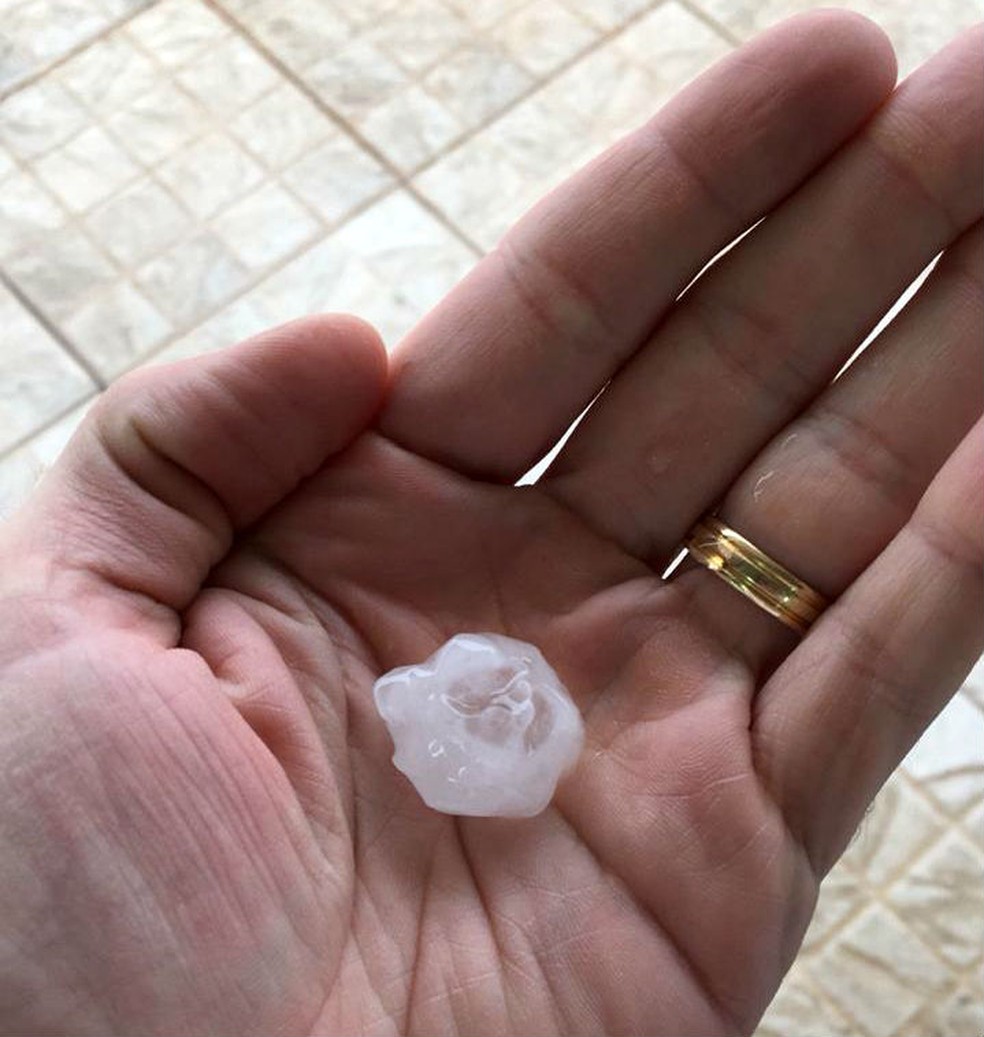 Moradores recolheram as pedras de gelo e postaram fotos nas redes sociais — Foto: Arquivo pessoal