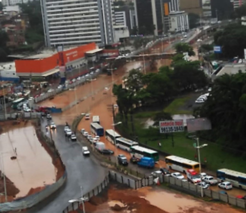 Trecho da Avenida ACM, na altura do Hospital Teresa de Lisieux, ficou completamente alagado nesta segunda-feira (20) — Foto: Larisse Telles/Arquivo Pessoal