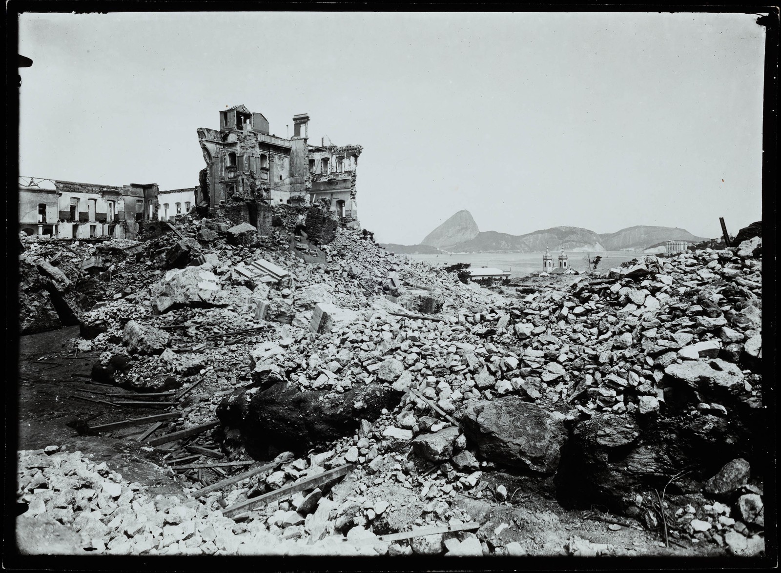 Fotografia do desmonte do Morro do Castelo tirada em 1922  — Foto: Arquivo Histórico do MHN