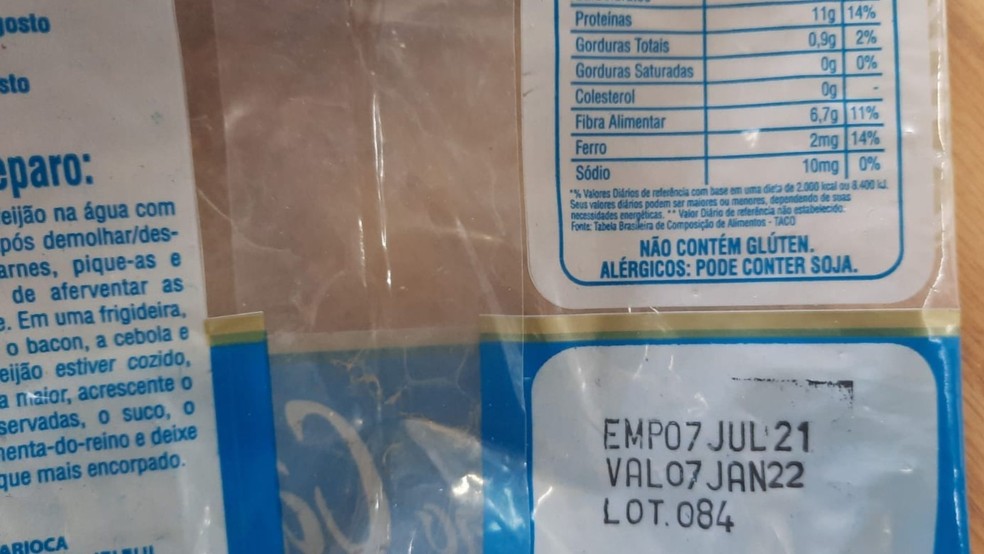 Uma das fotos anexadas no ofício mostra que ao menos um saco de feijão tinha sido empacotado no dia 7 de julho e estava dentro da validade — Foto: Paulo Neves /Divulgação