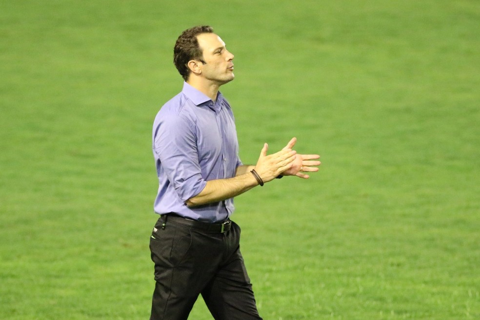 Bruno Pivetti gostou da atuação de Kevyn e lembrou que ele estava longe dos gramados há quatro meses — Foto: Marlon Costa/Pernambuco Press