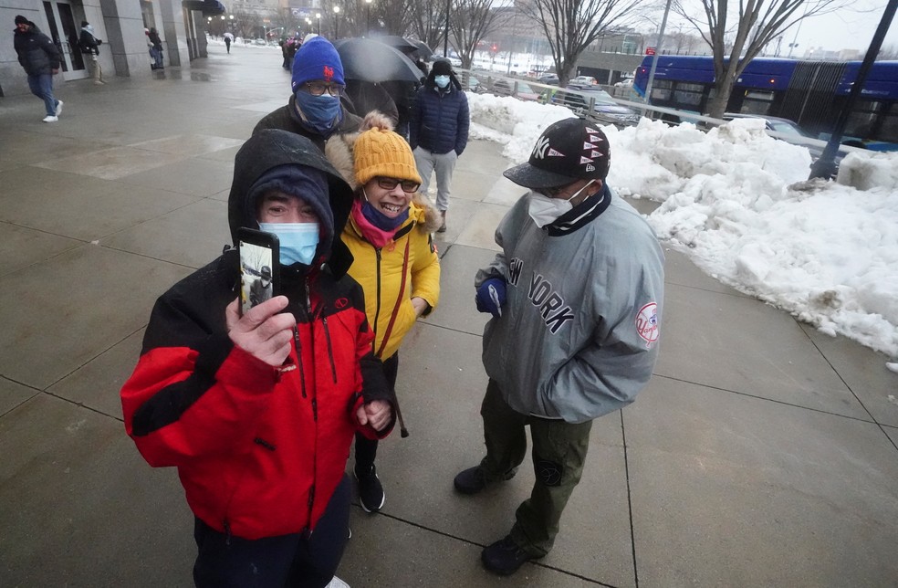Americanos fazem fila em frente ao Yankee Stadium, em Nova York, para receber vacina contra a Covid-19 em 5 de fevereiro de 2021 — Foto: Carlo Allegri/Reuters