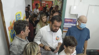 Castro chega à sua seção eleitoral, na Escola Municipal Golda Meir, na Barra da Tijuca — Foto: Gabriel de Paiva