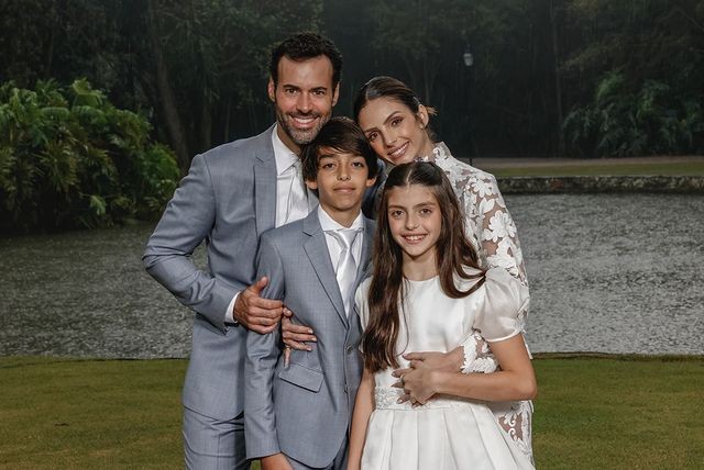 Carol Celico com o noivo, Eduardo Scarpa, e os filhos, Luca e Isabella (Foto: Torin Zanette )