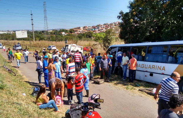 Batida entre ônibus e caminhão deixa feridos na BR-060, em Goiânia Goiás (Foto: Divulgação/PRF)