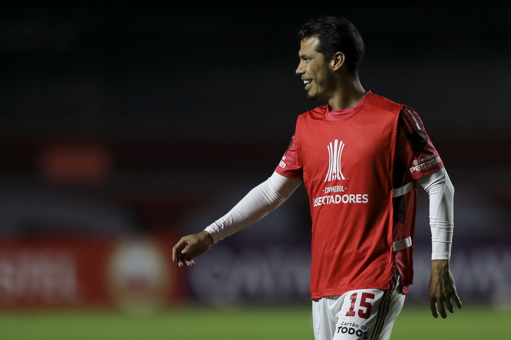 Hernanes treina por conta própria enquanto define futuro com o São Paulo