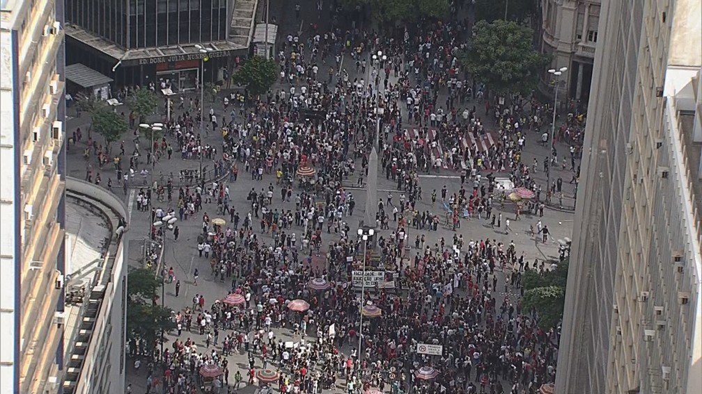 Belo Horizonte (MG) tem protesto contra bloqueios na educaÃ§Ã£o â€” Foto: Globocop