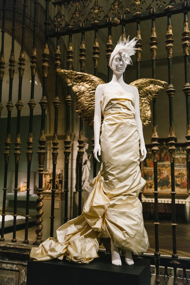 Por dentro da exposição Heavenly Bodies, do Met (Foto: Reprodução/Vogue.com)