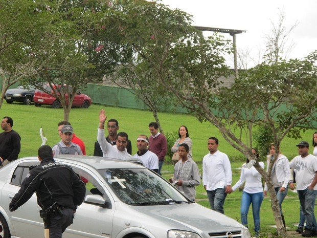 Marido acena aos jornalistas após o enterro (Foto: Márcio Pinho/G1)