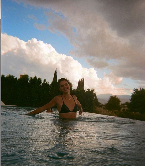 Kendall Jenner curte dia na piscina (Foto: Reprodução/Instagram)