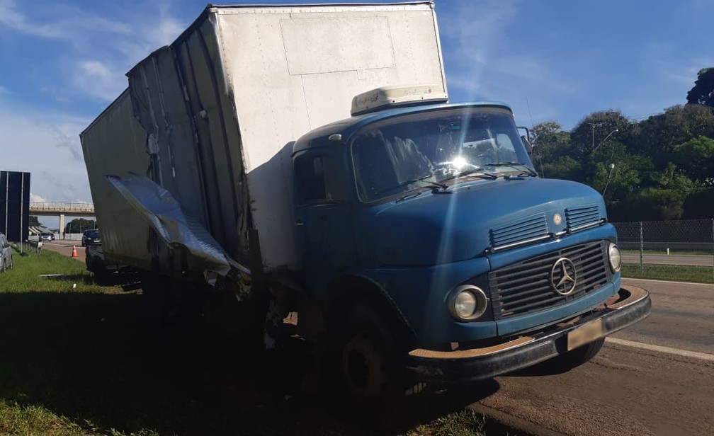 Caminhão bateu em veículo que estava parado no acostamento em Piracicaba  — Foto: Edijan Del Santo/EPTV