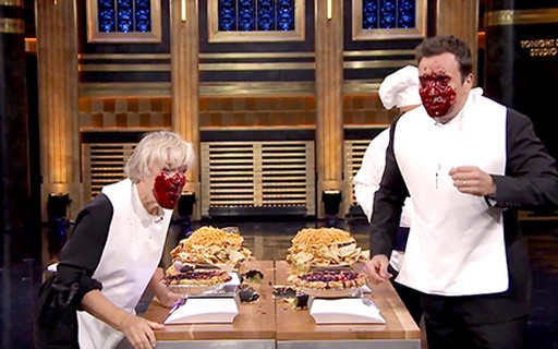 Vídeo: Sem as mãos, Glenn Close devora torta em programa de TV