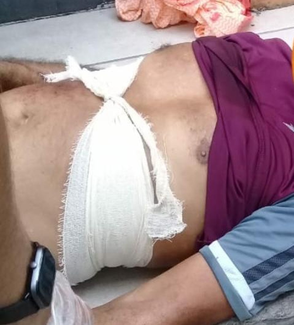 Um dos passageiros feridos por faca dentro de coletivo — Foto: Reprodução