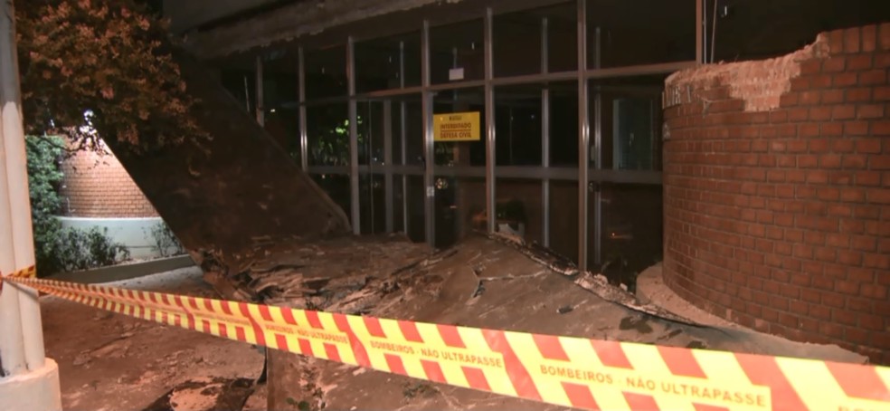 Queda de marquise de prédio residencial nos Jardins, em São Paulo, matou adolescente — Foto: TV Globo/Reprodução