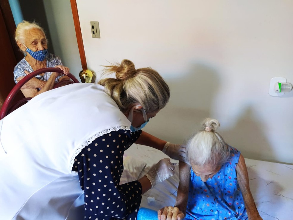 Francisca Candida de Paula, de 107 anos, foi a primeira a ser vacinada em Fernandópolis  — Foto: Divulgação/Prefeitura de Fernandópolis 