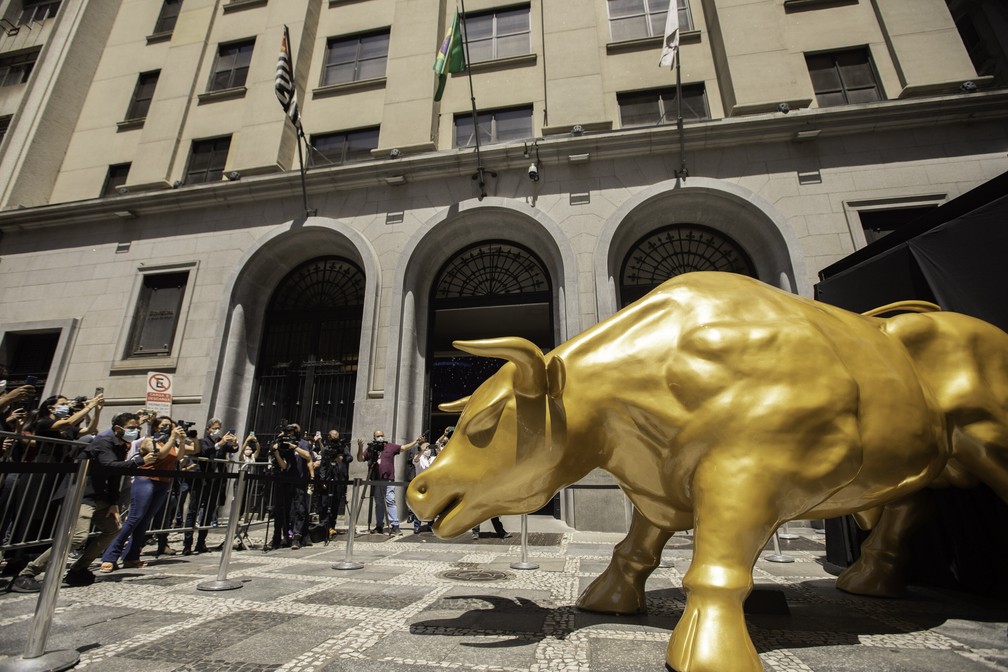 Pessoas acompanham a inauguração de escultura de um touro dourado em frente à sede da Bolsa de Valores de São Paulo (B3), no Centro de São Paulo, nesta terça-feira (16). — Foto: BRUNO ROCHA/ENQUADRAR/ESTADÃO CONTEÚDO