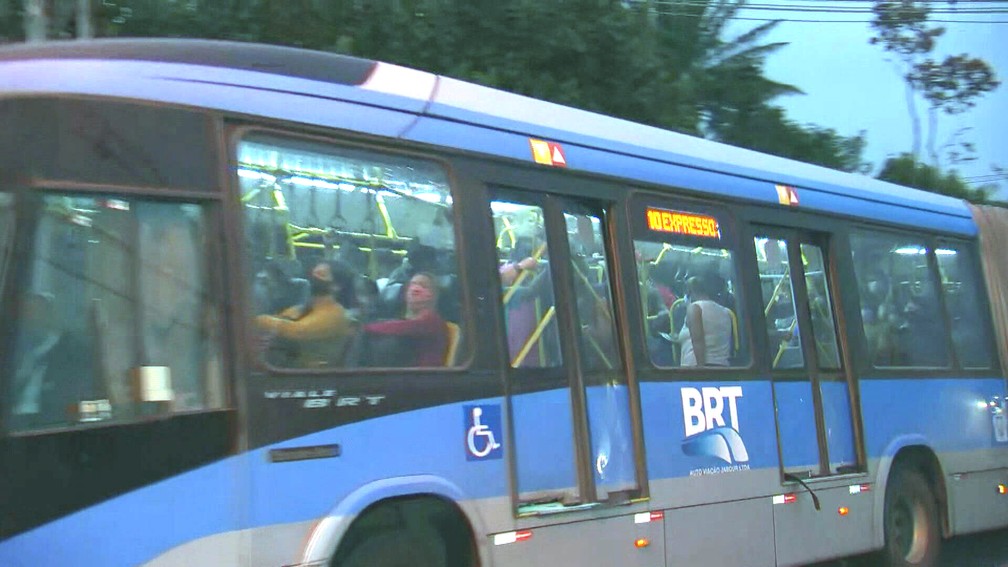 Imagens Mostram Onibus Do Brt Com Passageiros Em Pe Na Zona Oeste Do Rio Rio De Janeiro G1