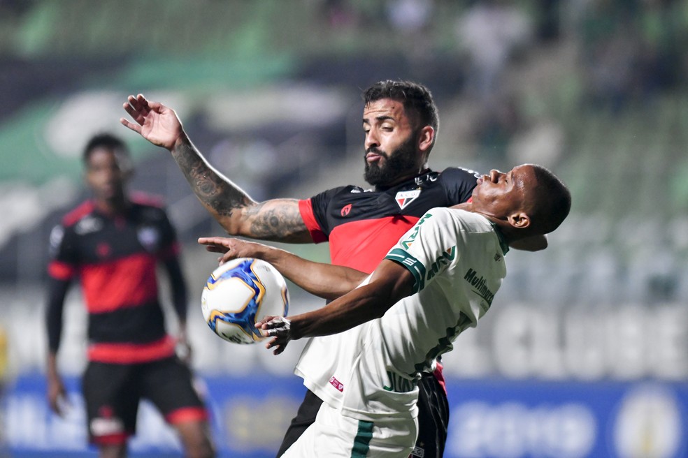 O encontro dos dois é briga direta pelo G-4 da Série B. Quem perder pode se complicar na reta final — Foto: Mourão Panda / América
