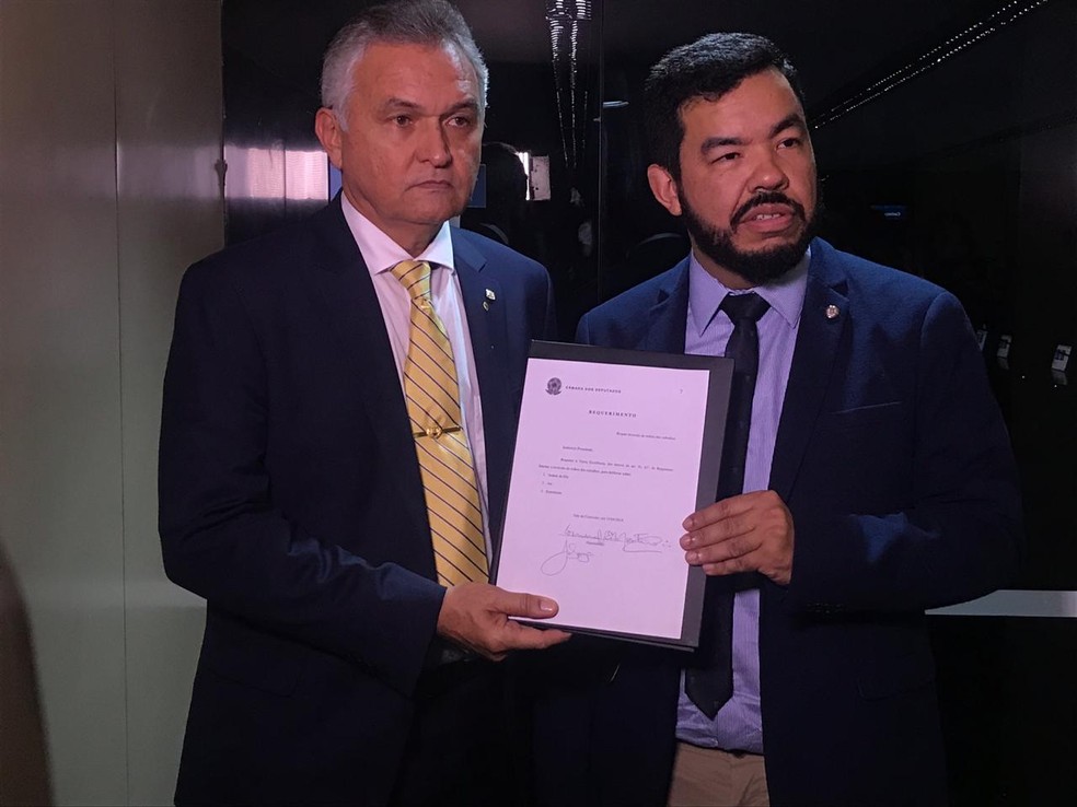 Deputados do PSL mostram requerimento que solicita que a sessão comece pela ordem do dia — Foto: Fernanda Calgaro, G1
