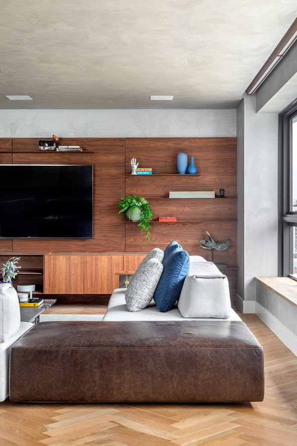 Apartamento tem décor aconchegante e móveis de design assinado (Foto: Fábio Jr. Severo)