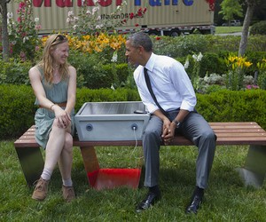 Obama teste o banco em evento na Casa Branca (Foto: Divulgação Soofa)