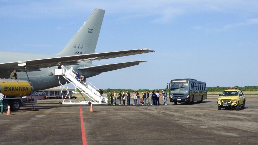 Imigrantes embarcam em voo com destino ao Paraná e Rio Grande do Sul nesta terça-feira (25) — Foto: Alan Chaves/G1 RR