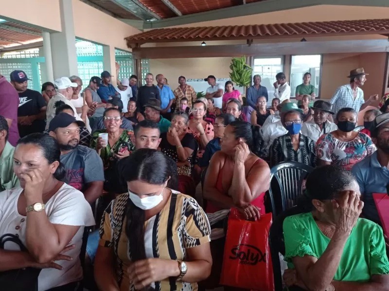 Moradores do assentamento Oziel Alves, em Maragogi; assentamento foi fundado pelo MST, mas direção rompeu com o movimento no governo Michel Temer (Foto: SANDRA JOAQUIM DE BARROS via BBC)