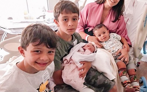 Mulher de Juliano Cazarré reúne filhos para clique: "Todos meus"