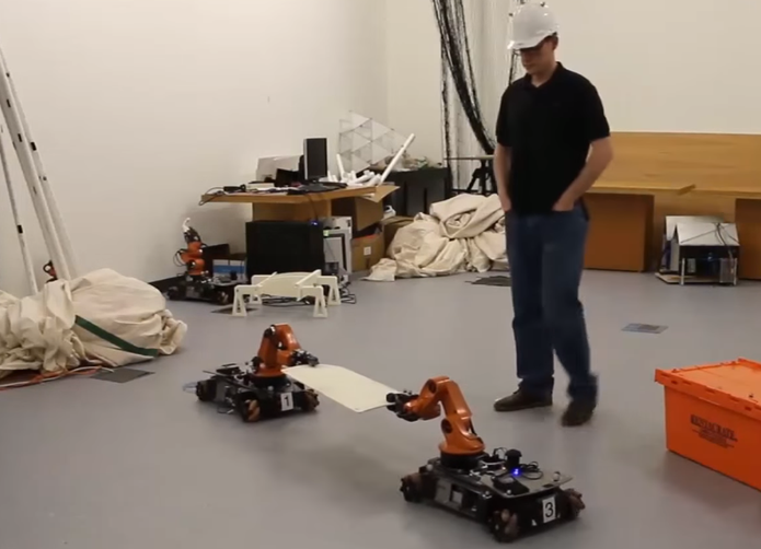 Teste colocou robôs para trabalharem juntos carregando objeto (Foto: Divulgação/Javier Alonso-Mora)