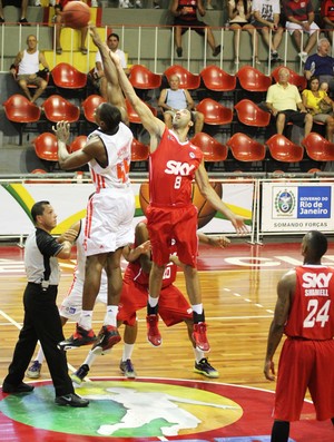 Laprovittola acorda no 2º tempo, mas Fla não resiste ao calor e ao Pinheiros