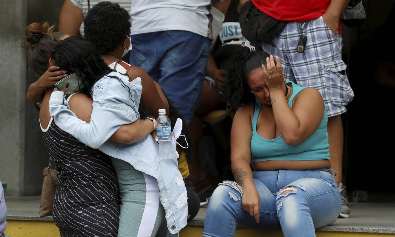 Familiares de vítimas do massacre no Jacarezinho choram diante do Instituto Médico-Legal (IML), enquanto corpos são reconhecidos  — Foto: Fabiano Rocha / Agência O Globo