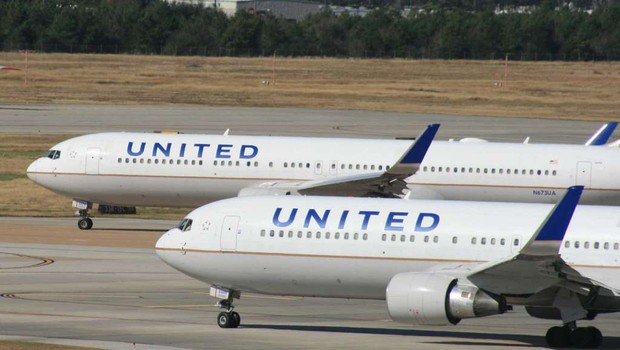 Aviões da companhia aérea United Airlines são vistos no aeroporto de Nova York (Foto: Getty Images)