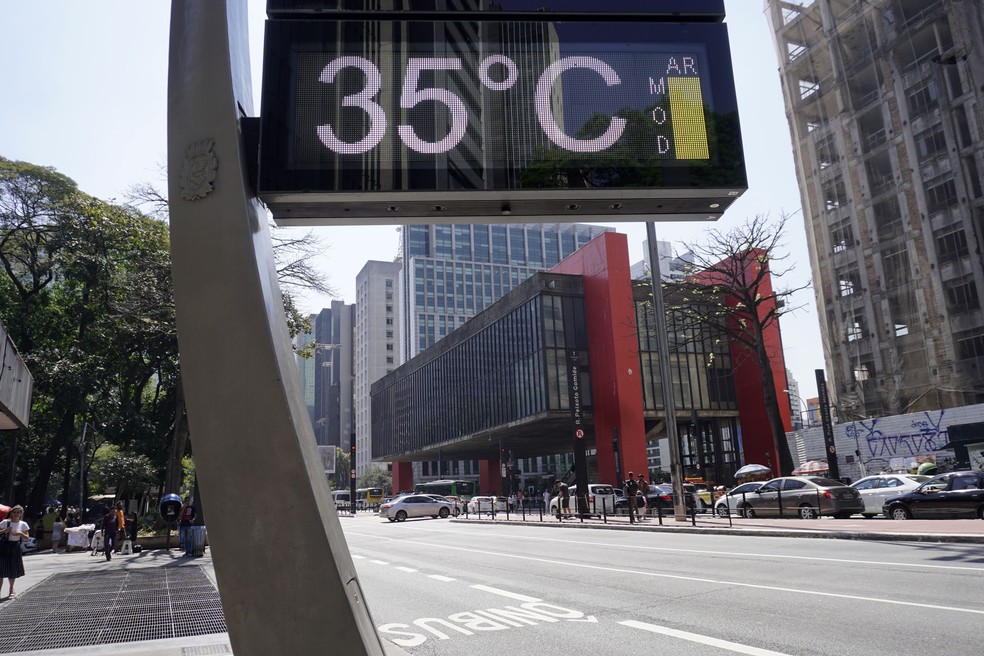 TermÃ´metro registra calor de 35Â°C na Ãºltima quinta-feira (12) na Avenida Paulista, em SÃ£o Paulo  â Foto: Cris Faga/EstadÃ£o ConteÃºdo