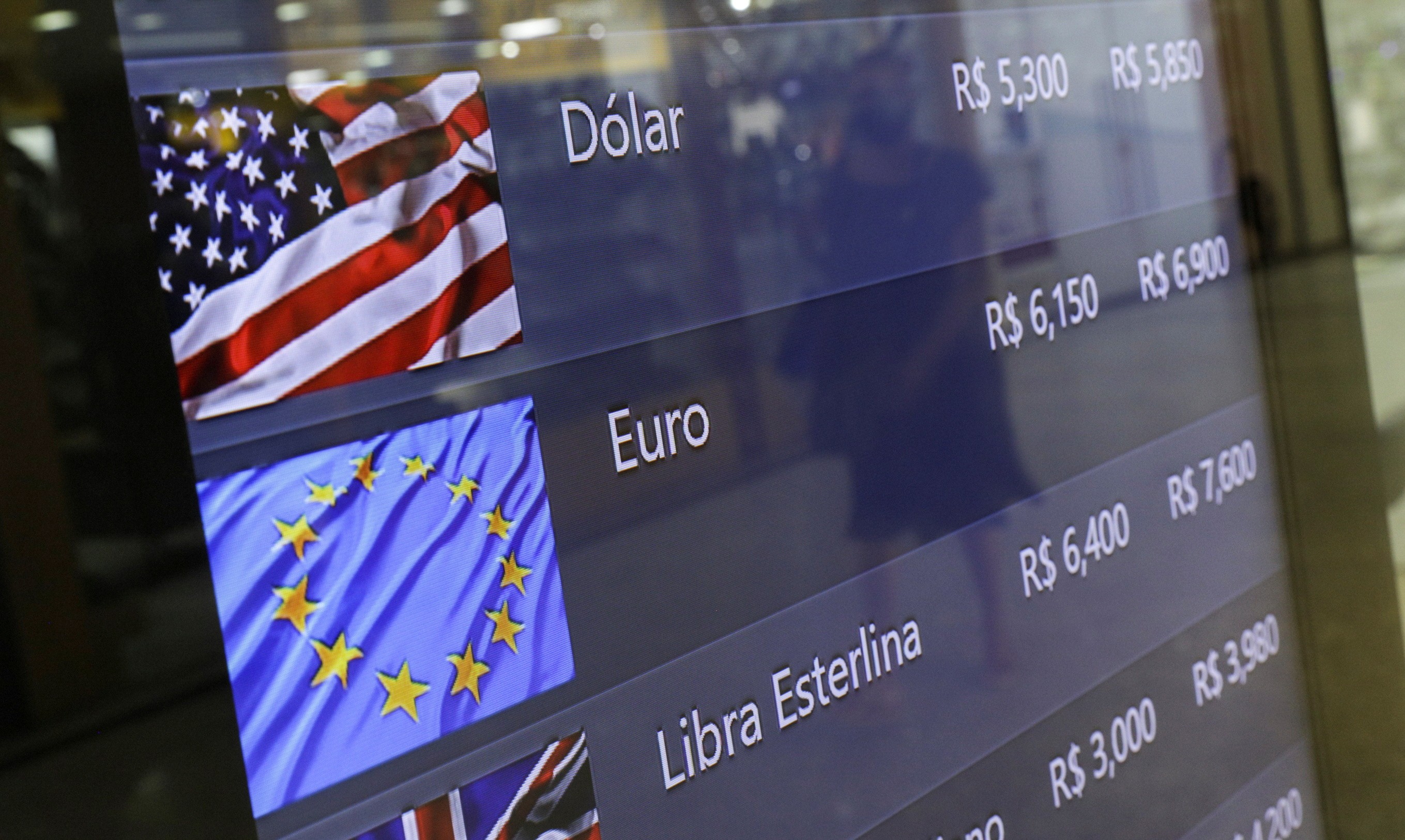 Dólar opera em alta em dia de decisão de juros no Brasil e EUA thumbnail