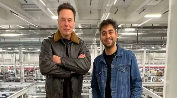 Pranay e Musk se encontraram na fábrica da Tesla no Texas, nos EUA (Foto: Reprodução/Twitter)