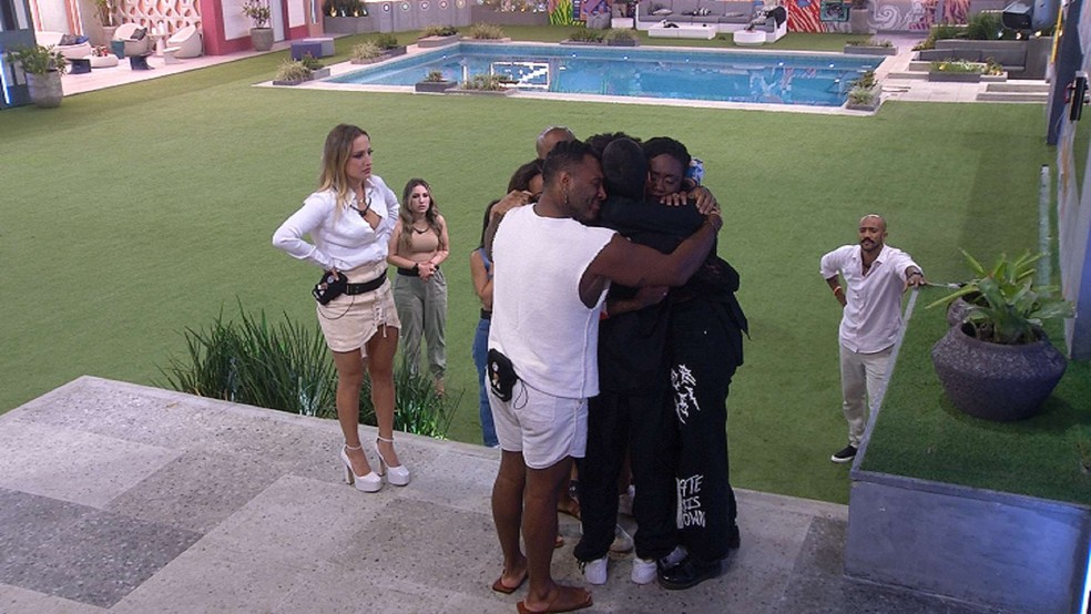BBB 23: Grupo Fundo do Mar se abraça — Foto: Globo
