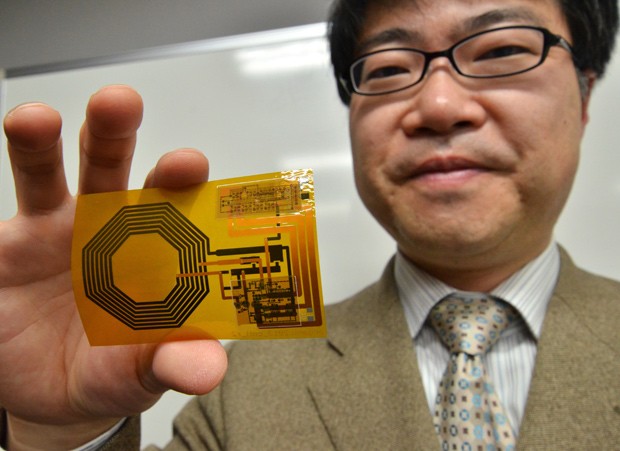 Takao Someya mostra detalhes do sensor orgânico que detecta umidade, temperatura e pressão (Foto: AFP Photo/Yoshikazu Tsuno)