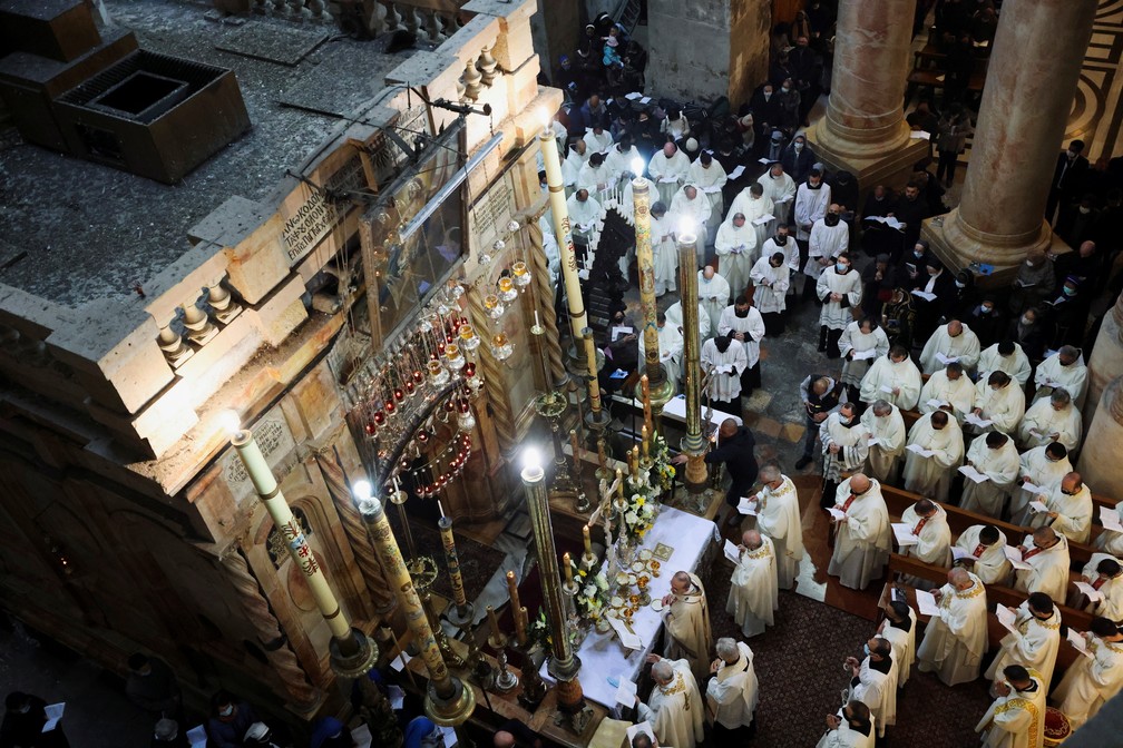 Fieis participam da celebração da Via-Sacra na Igreja do Santo Sepulcro, em Jerusalém — Foto: Reuters/Ammar Awad