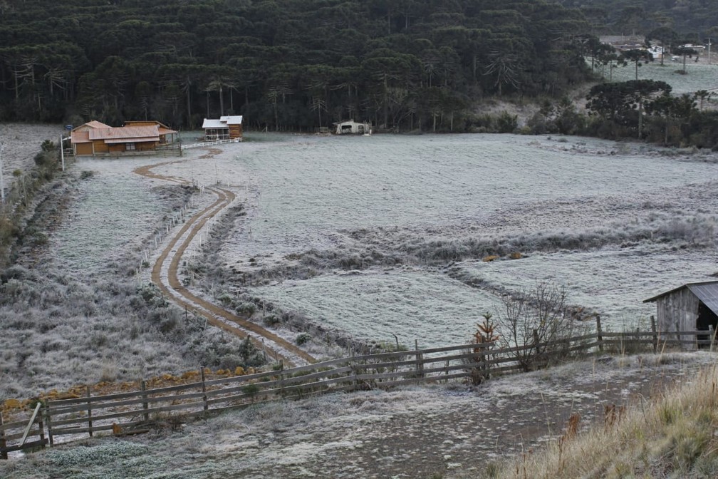 Amanhecer em Urupema foi marcado por frio e a geada deixou as áreas mais baixas cobertas com uma fina camada de gelo — Foto: Marleno Muniz Farias/Prefeitura de Urupema