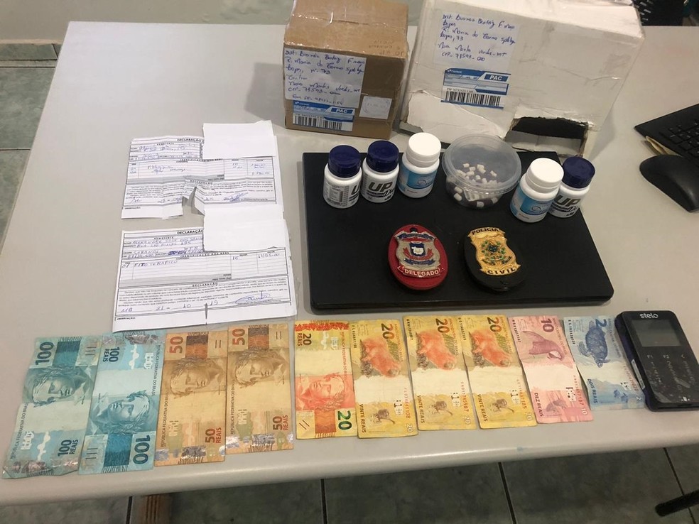 Mulher é flagrada comercializando remédios proibidos pela Anvida em MT. — Foto: Polícia Civil