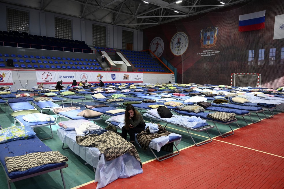 Civis deslocados das regiões de Donetsk e Luhansk, território controlado pelos governos separatistas pró-Rússia no leste da Ucrânia, descansam em um pavilhão esportivo em Taganrog, Rússia, na segunda-feira (21) — Foto: AP Photo