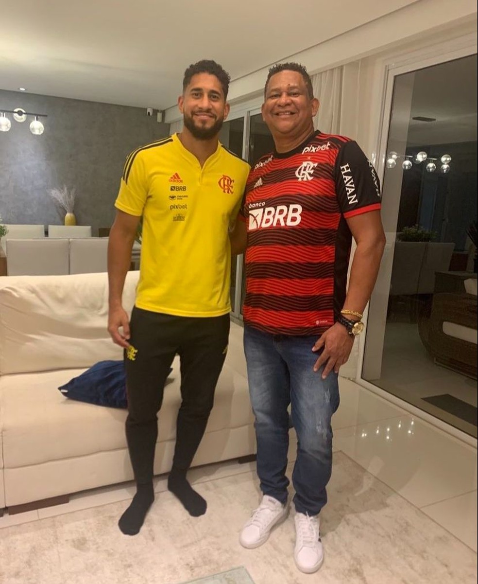 Pablo Castro, maranhense que atua no Flamengo e o pai, Evilázio Castro. A casa do pai dele foi alvo de assaltantes. — Foto: Arquivo pessoal