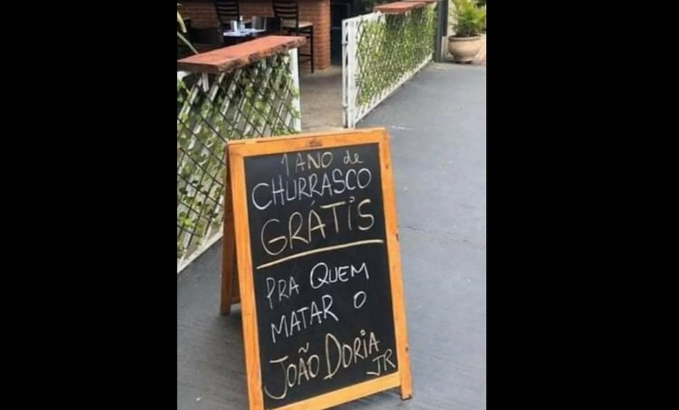 Restaurante na Vila Mariana, Zona Sul de SP, anuncia "churrasco grátis pra quem matar o João Doria", governador de São Paulo. — Foto: Acervo pessoal 
