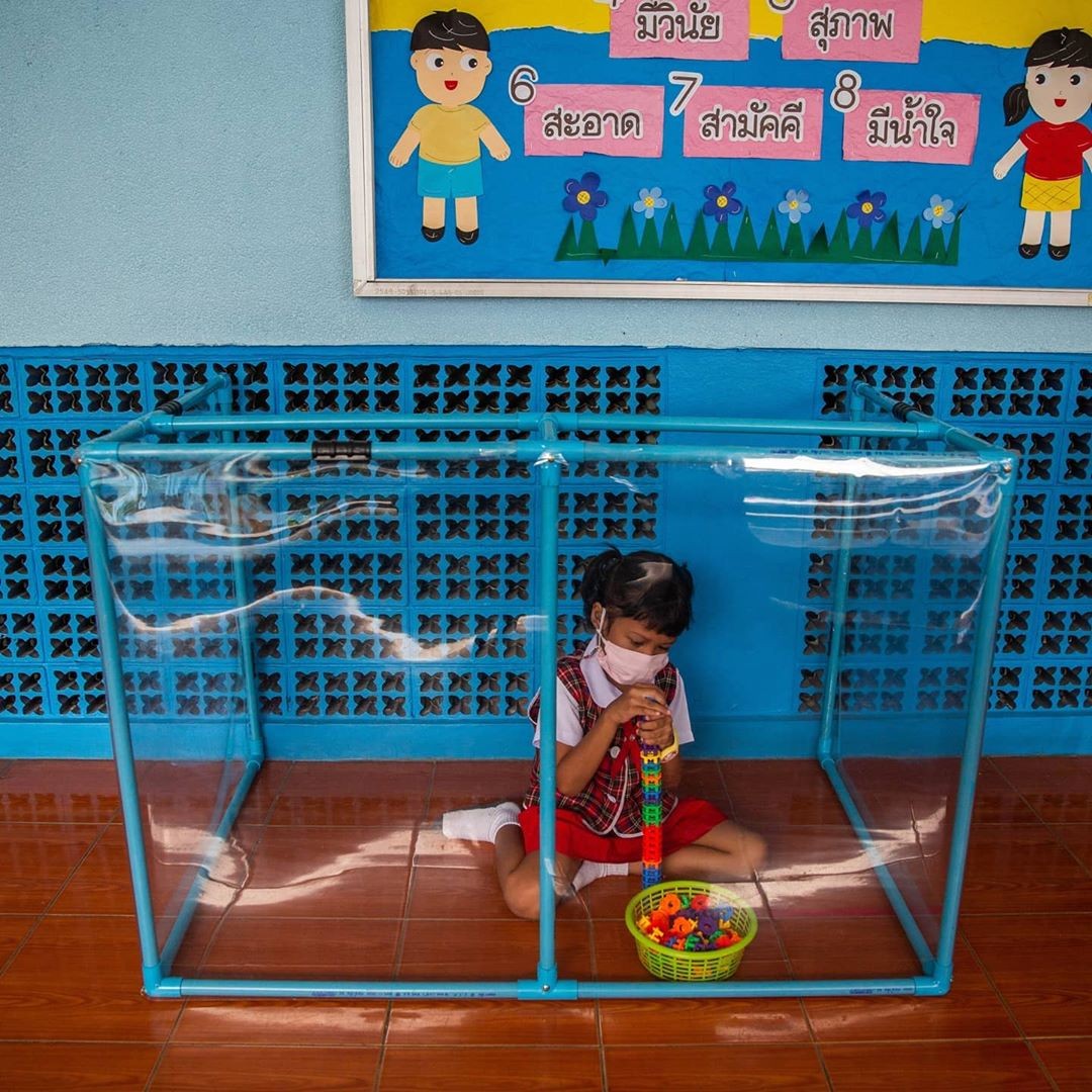 Crianças brincam em cubos de isolamento em creche tailandesa (Foto: Getty Images)
