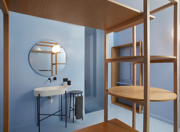 Os móveis são feitos de madeira e consistem em um design funcional e minimalista (Foto: Reprodução/designmilk)