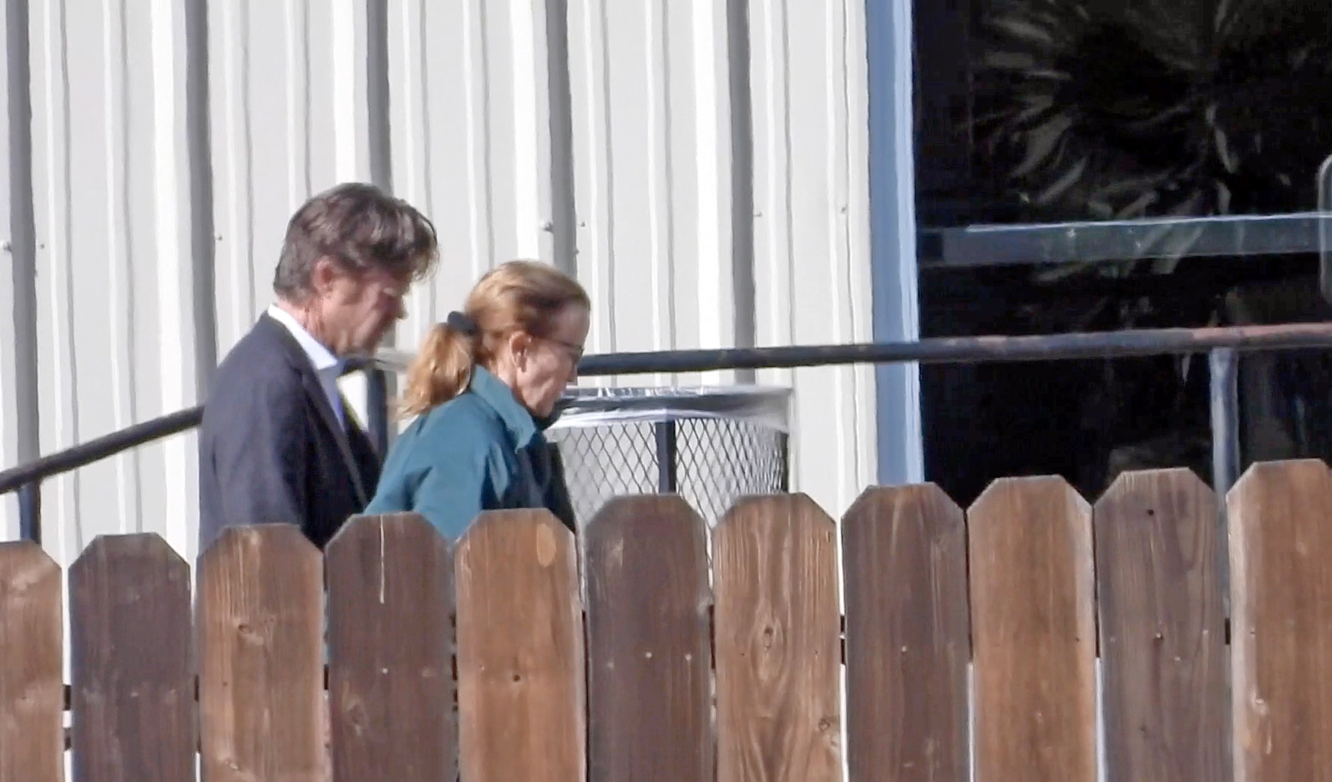 Felicity Huffman e o marido William H. Macy em visita na prisão (Foto: Grosby)